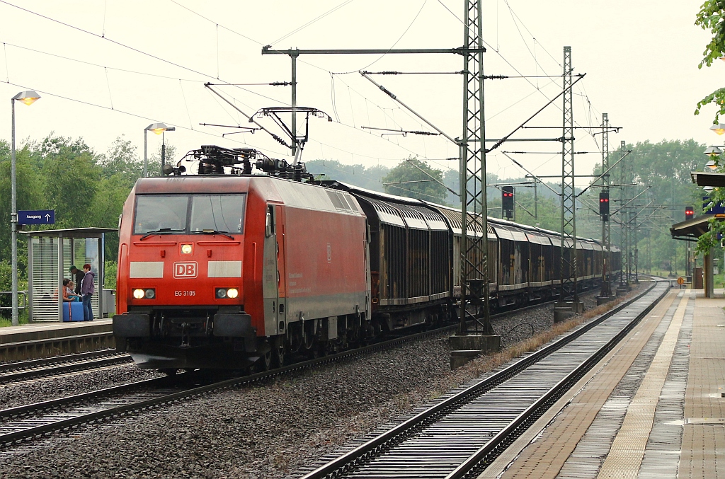 DBS/RSC EG 3105 rumpelt hier lautstark mit einem H Wagen Zug durch den Bhf Schleswig. 22.06.2013