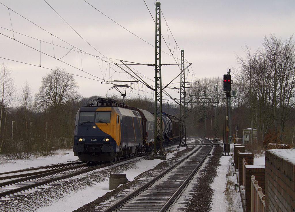 DBS/RSC EG 3106 eine der letzten drei schwarz/gelben ES64F 6-Achser bei der Durchfahrt mit einem Misch-Gz in Schleswig. 21.03.2013