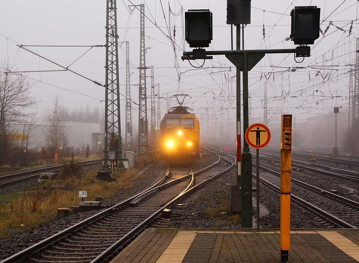 DBS/RSC EG 3112 kommt hier langsam aus dem vernebelten Gbf Neumünster Richtung Bahnhof gerollt. 31.12.2011