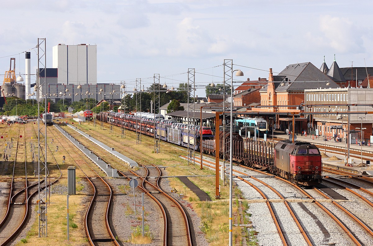 DBS/RSC Litra MZ 1452(9286 0101452-7 DK-RSC) hat ihren Zug EZ 47404 nach Fredericia übernommen und wird Esbjerg in wenigen Minuten verlassen. Esbjerg 24.07.2015