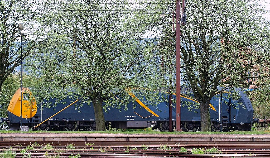 Definitiv besser sah die EG 3103-5 noch in ihrem alten Farbkleid aus, hier steht sie in Padborg und  versteckt  sich hinter Bäumen die im Bahnhof von Padborg stehen. 08.05.2010(Aufnahmeexperiment) 