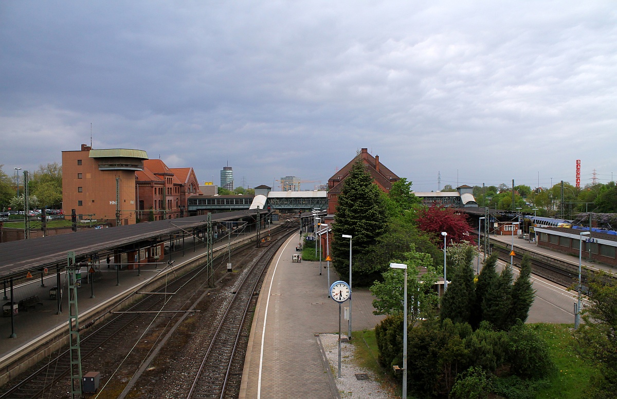 Der Bahnhof Hamburg-Harburg mal aus einem anderen Blick gesehen nämlich von der Fußgängerbrücke aus...09.05.2015