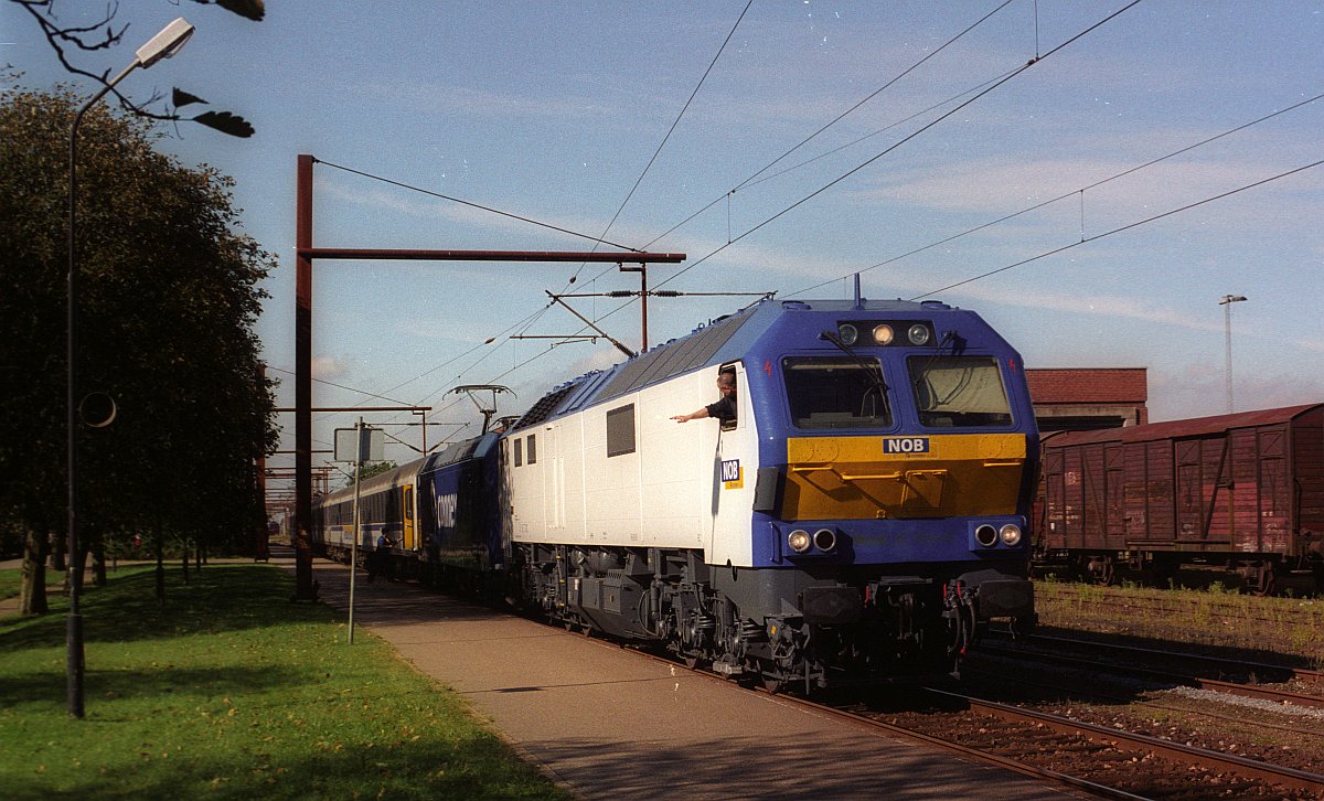 Der Beweis das die MaK Lokomotiven schon früher in Pattburg/DK waren....hier ist die MaK DE 2700-02 der Connex 185 515 vorgespannt und beide zusammen ziehen den Flensburg Express nach Hamburg. Pattburg/DK 08.09.2005