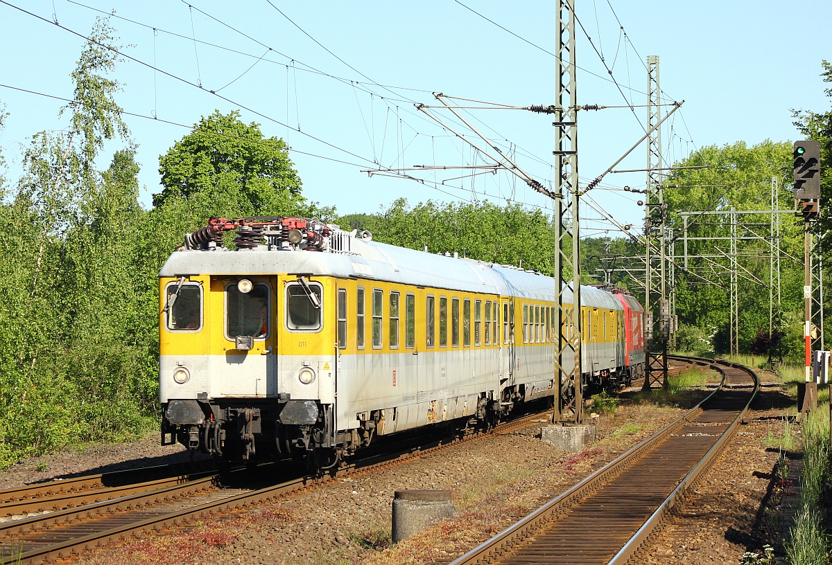 Der DB Systemtechnik Schallmesszug mit Schublok 6 120 501 rauscht hier auf dem Weg nach Emden durch Schleswig. 04.06.2015
