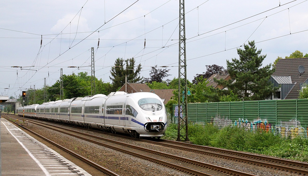 Der  Europa  ICE DB 406 501 mit dem blauem Seitenstreifen und offener Bugklappe durcheilt den Hp Duisburg-Rahm 10.06.2022