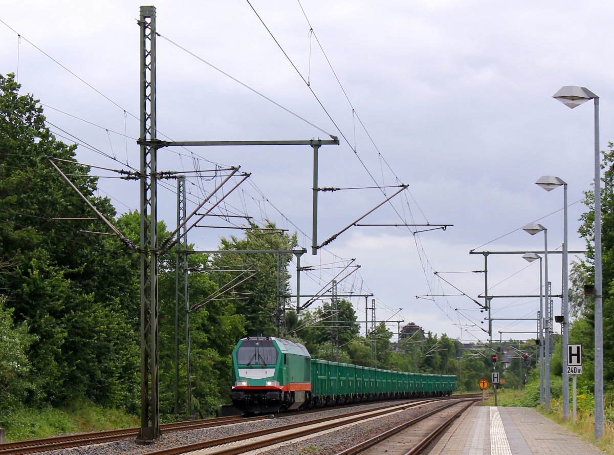 Der grüne Wurm....TRG/SBW 264 005-0(REV/VTLT/12.08.16) mit ihrem zweiten Teil des Düngermittelzuges nach Jübek aufgenommen in Schleswig am 13.07.2017
