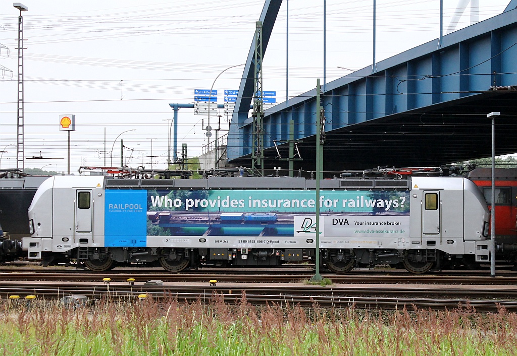 Der Werbe Vectron 193 806-7(Unt/MMAL/24.04.13)abgestellt an der  blauen Brücke  in HH-Waltershof. 14.07.2013
