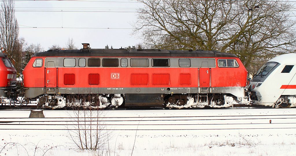 Die 2.Lok am IC 2310 war die 218 386-1 die hier ebenfalls als Portrait von der Seite aufgenommen wurde. Schleswig 10.03.2013