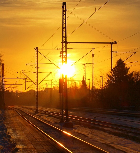Die aufgehende Sonne an einem winterlichen Morgen festgehalten im Bhf von Schleswig. 07.01.2011