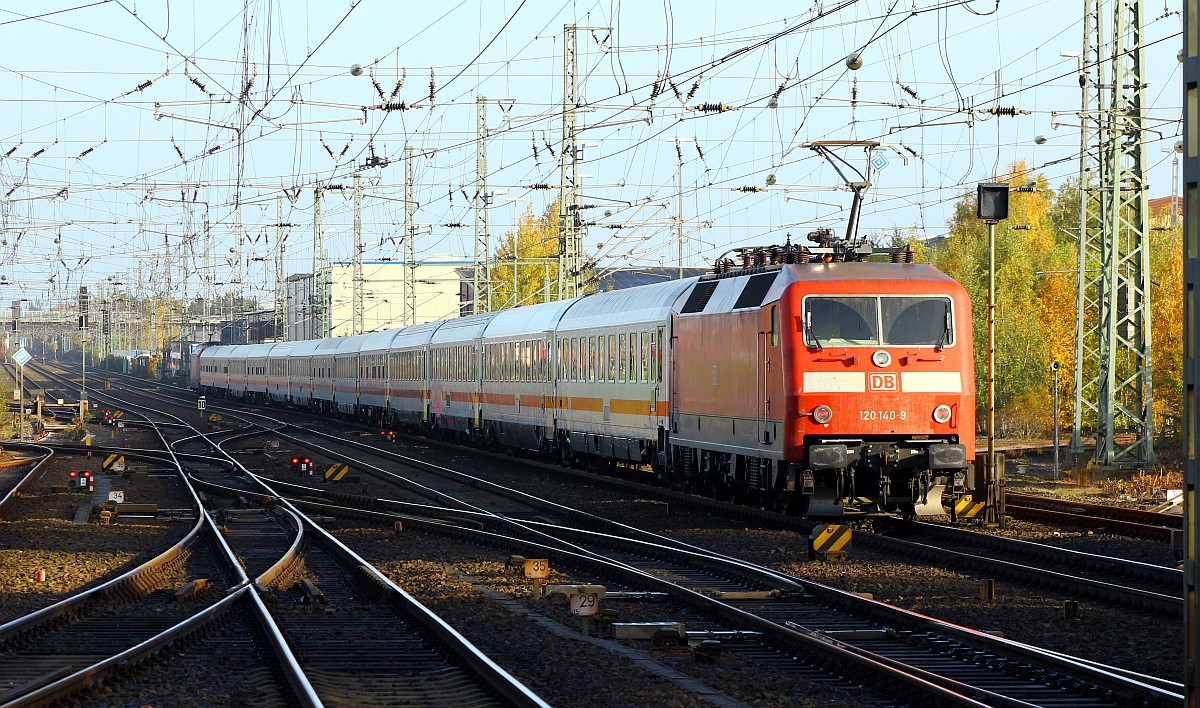 ...die DB 120 140-9(REV/MH/17.03.09, Verl/MH/08.03.16) als spätere Zuglok des IC 1981 nach München mit. Neumünster 23.10.2015