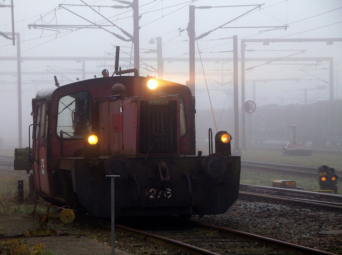 Die von DB Schenker Scandinavia genutzte ex DSB Gods Köf 276 wurde vor wenigen Minuten gestarten und läuft sich nun warm um wenig später einige Rangieraufgaben zu erfüllen. Padborg/DK 12.12.2013