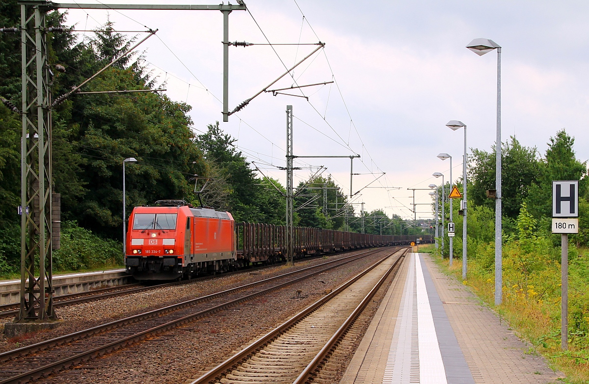Die DBS/RSC 0 185 334-7 war eine Zeit lang für die RBH im Einsatz und fuhr zwei bis drei Mal die Woche mit reichlich Holzwagen zwischen Padborg und Hamburg-Maschen hin und her. Hier fährt der Zug aus Hamburg kommend durch Schleswig. 06.07.2014