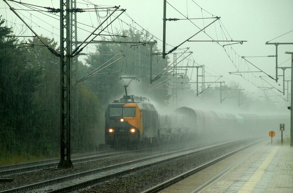 Die EG 3112 der RSC fährt hier während eines heftigen Schauers mit ihrem Gz durch Schleswig. 04.09.11