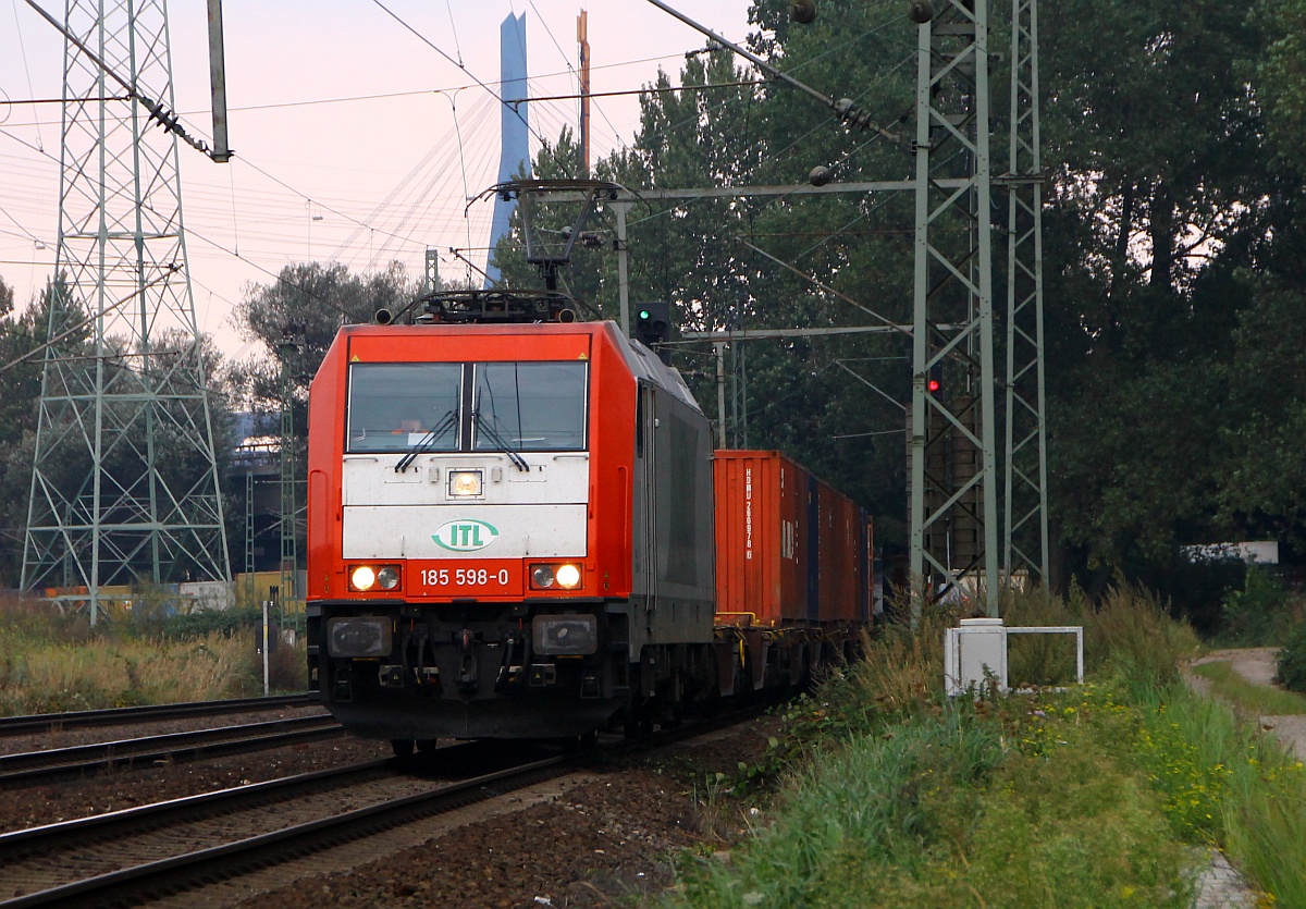 Die für ITL fahrende 185 598-0(REV/03.03.09)kommt hier mit einem Containerzug vom Eurogate Terminal Waltershof/Dradenau durch Waltershof gefahren. 06.09.2014