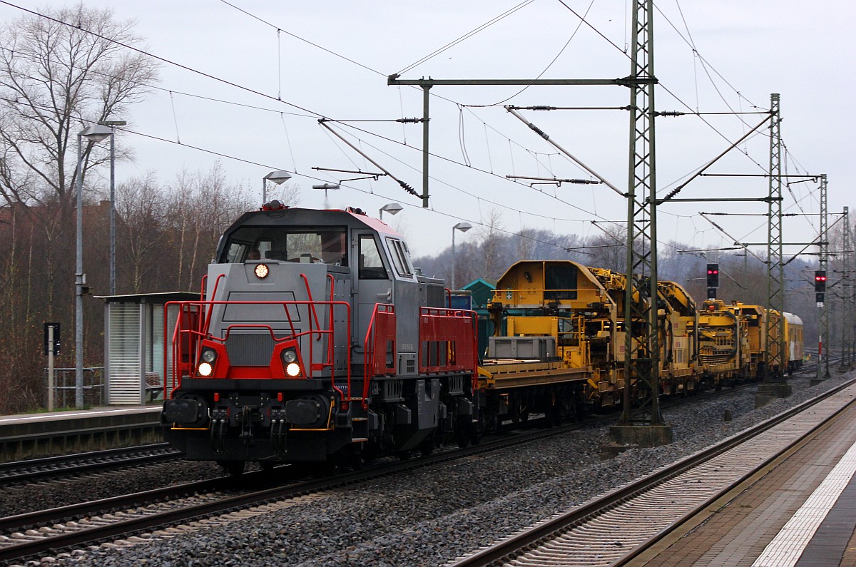 Die für die SGL fahrende V170.18/1261 309-9 dieselt hier mit einem Umbauzug der Fa.Schweerbau durch Schleswig. 27.11.2015
