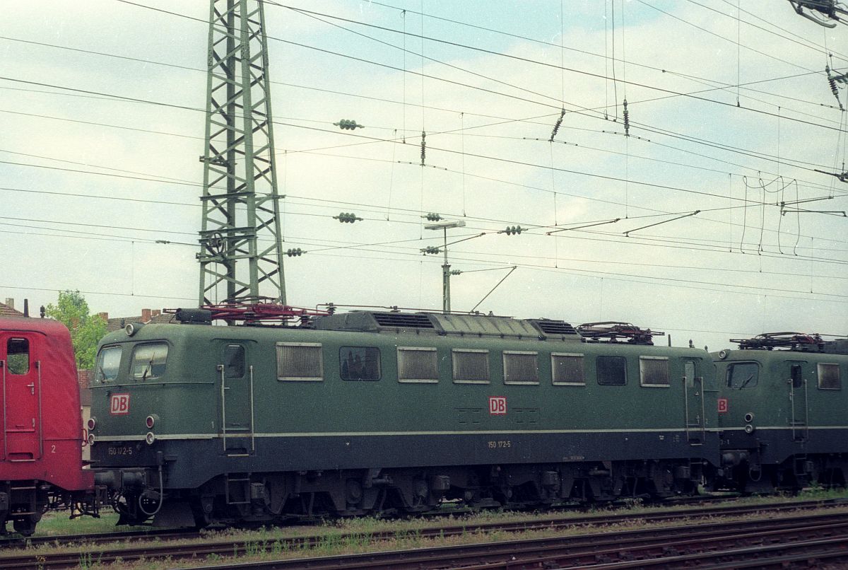 Die grüne DB 150 172-5 wartet inmitten der 150 150-1 und der ebenfalls grünen 150 162-6 im ehemaligen Bw Singen (Hohentwiel) auf ihre Rückleistung, 17.05.1998