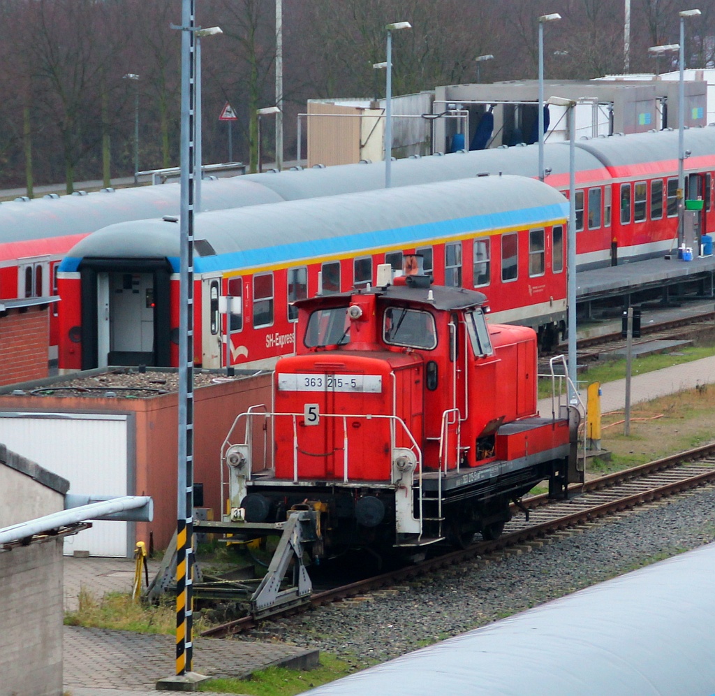 Die guten alte V60 in Form von 363 215-5 steht hier abgestellt im Bahnhofsbereich von Kiel. 31.12.2011