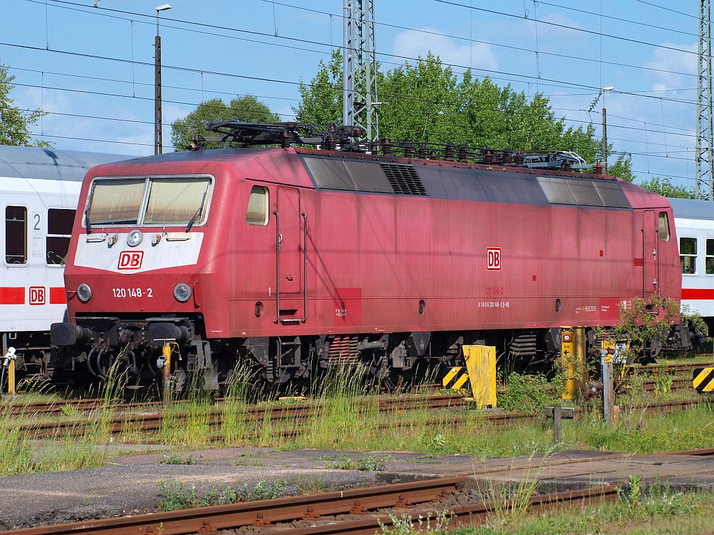 Die im Jahre 2010 noch in orientrot fahrende 120 148-2 steht hier abgestellt in Flensburg-Peelwatt, hinter ihr steht der Wagenpark für den damaligen IC 2403(FL-Köln). Flensburg 04.06.2010(üaV)
