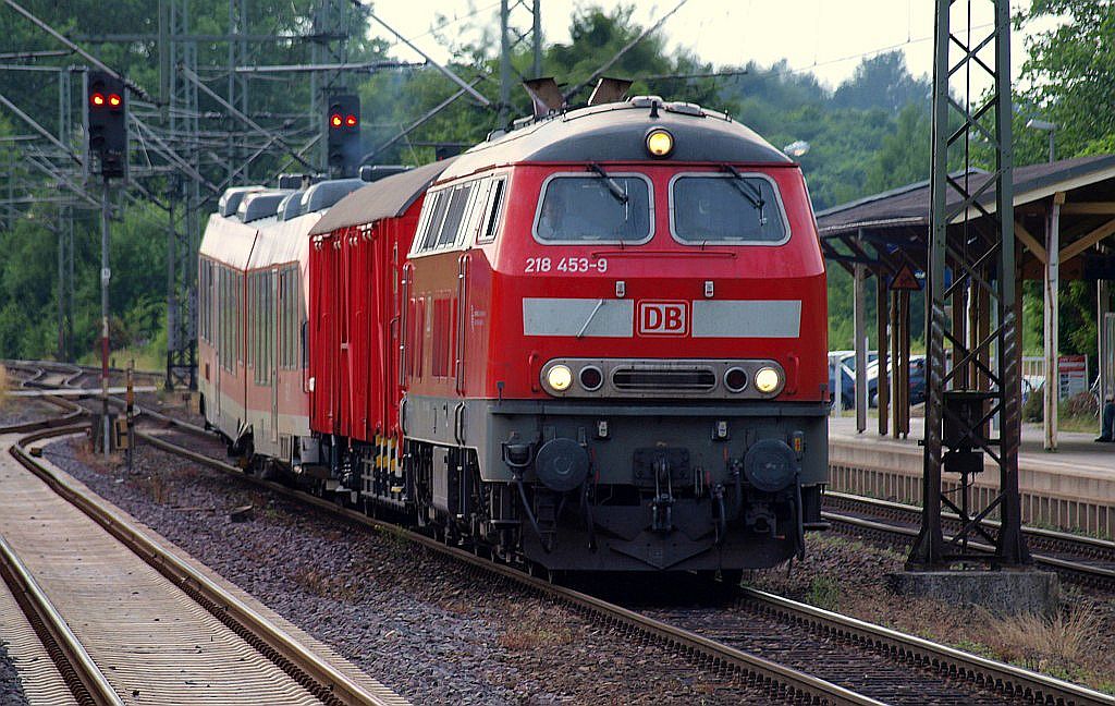 Die Kieler 218 453-9 mit Hilfszug und angehängtem Lint(648 005/505)mit Drehgestellschaden(Getriebe?)aufgenommen bei der Pause in Schleswig. 08.07.2010
