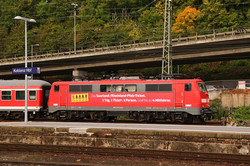 Die mit Ticket-Werbung versehene 111 121-0 stand mit einigen N-Wagen abgestellt im Koblenzer Hbf. 29.09.12