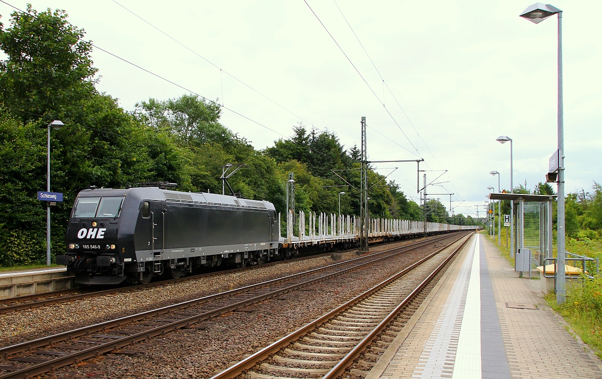 Die MRCE/OHE 185 546-9 war Dank  Christian  Dauergast im Norden, hier rauscht sie mit einem Holz-Leer-Zug durch Schleswig, ihr Ziel war Pattburg. SL 02.07.2014