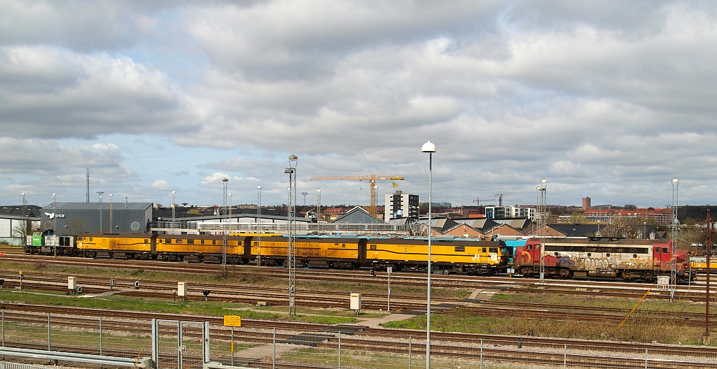 Die MY 1154 steht zusammen mit einem SPENO Schleifzug und einer Mak/Vossloh Lok abgestellt im Bereich des Aarhuser Bahnhofes. 17.04.2011