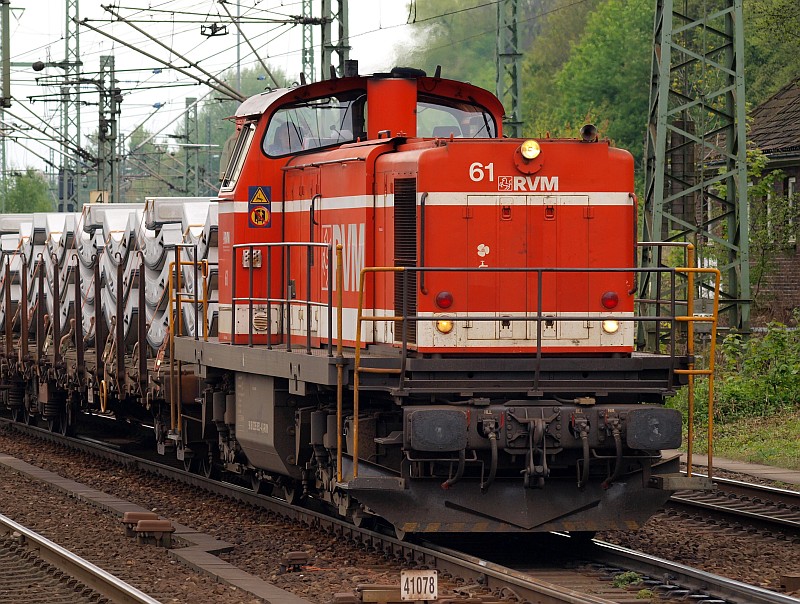 Die RVM 61(MaK G 1600BB 9880 3295 953-4 D-RVM)dieselt hier mit Tunnelbauteilen für die neue U-Bahn Strecke im Hamburger Hafen durch HH-Harburg. 06.05.2010