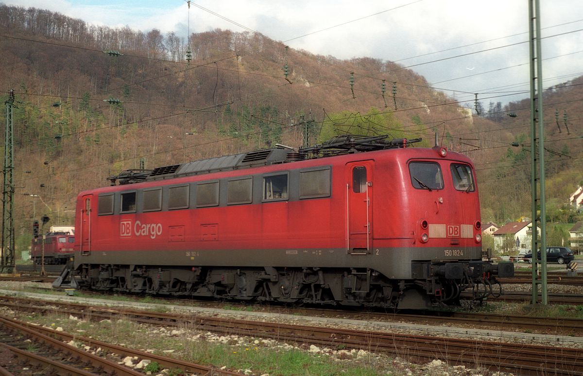 Die verkehrsrote 150 182-4 wartet in Geislingen (Steige) auf ihren nächsten Schubeinsatz, im Hintergrund als Schubreserve die 150 158-4, 17.04.2001