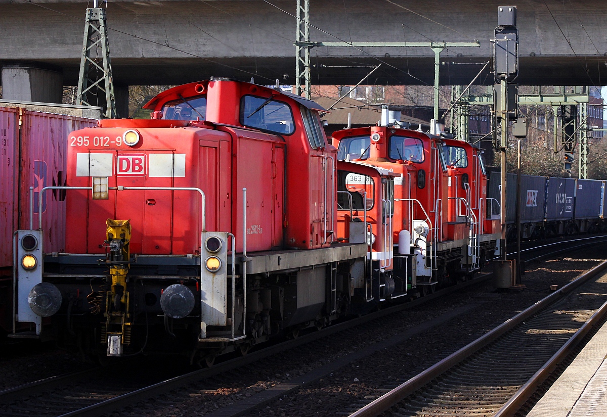 Dieselkult auf Achse...DB Schenker Hannover 3 295 012-9(REV/BCS X/07.02.11) zieht hier die 3 335 210-1 sowie 3 363 810-3(BCS X/14.04.09) 3 362 797-3(BCS X/28.05.08, Verl/AM 9/05.03.16)durch Hamburg-Harburg. 11.03.2015