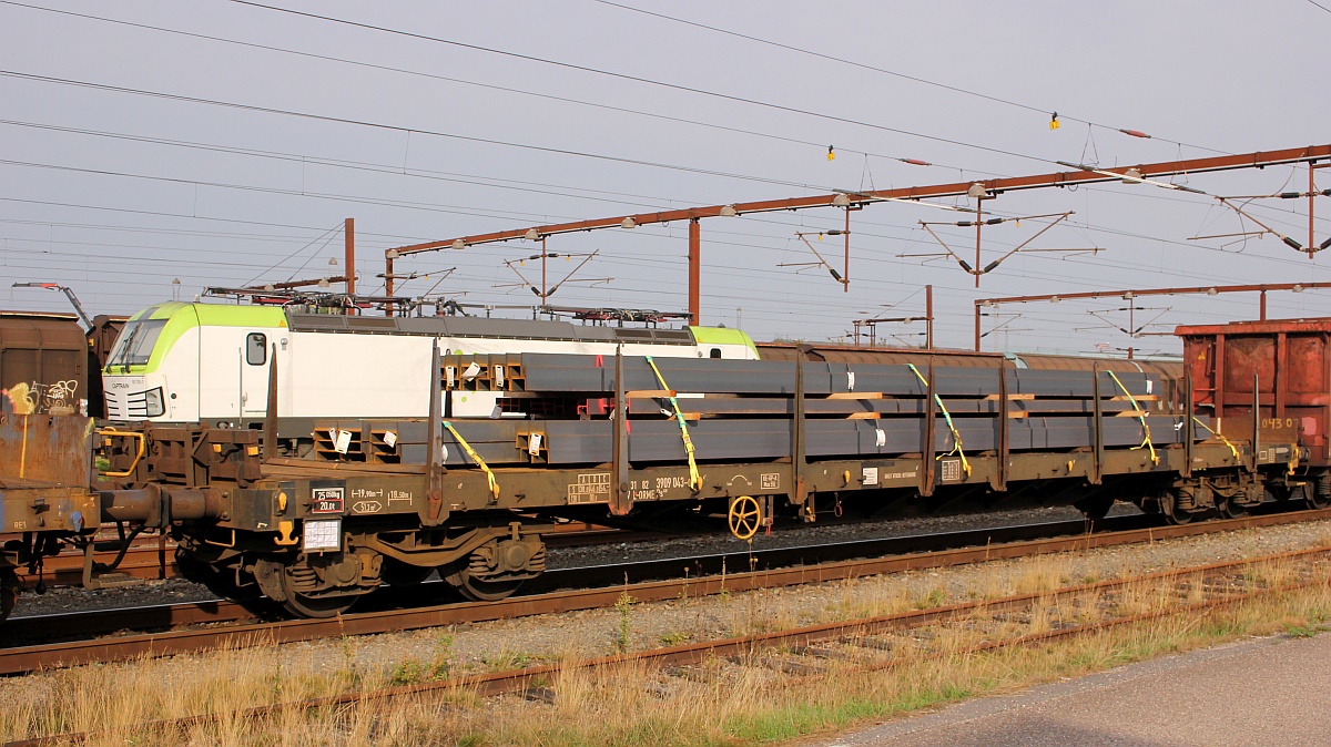 Drehgestellflachwagen mit 4 Achsen der Gattung Rs620 registriert unter 3182 3909 043-0 L-ORME, Pattburg 03.09.2020