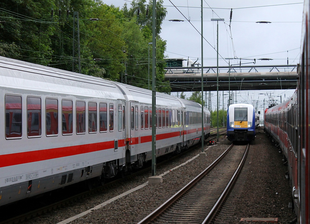 Drei auf einen Streich...links befindet sich der IC 2082/83 Königsee auf Zustellfahrt zum Bhf HH-Altona, in der Mitte fährt der HKX ebenfalls zur Bereitstellung nach Altona und recht der RE7 aus Flensburg auf dem Weg zum Hamburger Hauptbahnhof. 30.05.2015