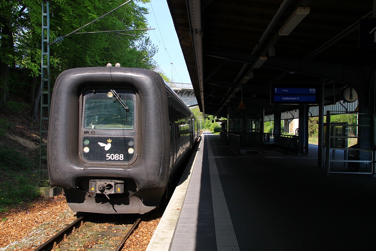 DSB IC3 MFA/FF/MFB 50/54/5288 als IC 5728 nach København H wartet im Bahnhof Flensburg auf die Fahrgäste aus dem SH Express. Flensburg 30.04.2014