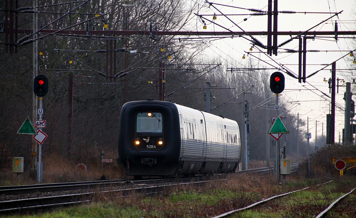 DSB IC3 MFS/FF/MFB 50/54/5284 als IC 5718 kurz vor seinem Halt im Grenzbahnhof Padborg aufgenommen. 14.02.2014