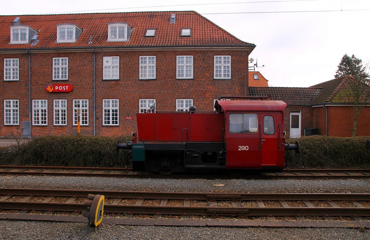 DSB Køf 290, bei Frichs in Aarhus 1968 unter der Nr.1049 gebaut wurde 2006 ausrangiert und von der  DSB Godsvogne Fredericia  übernommen. Zur Zeit ist sie als Vertretung in Padborg da die eigentliche Køf 285 mit Getriebeschaden auf unbestimmte Zeit ausfällt. Padborg 09.04.2014