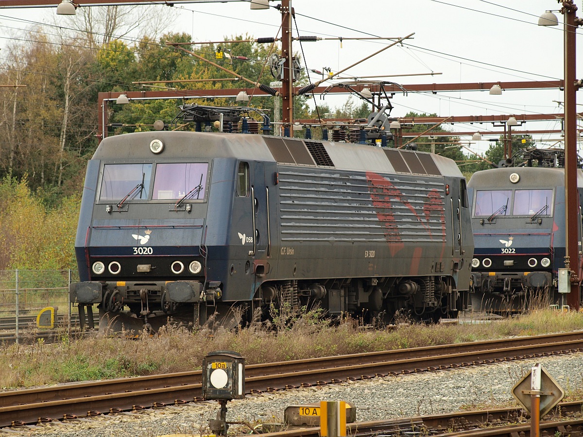 DSB Litra EA 3020  G.F.Ursin  stand zusammen mit anderen Loks abgestellt in Padborg. 21.10.11
