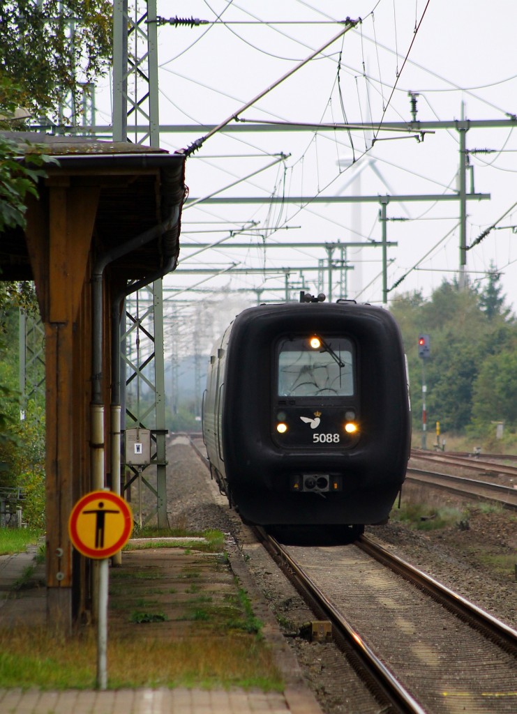 DSB MFA/FF/MFB 50/54/5288 als EC 387 nach Hamburg dieselt hier hurtigst durch Jübek. 29.09.2014