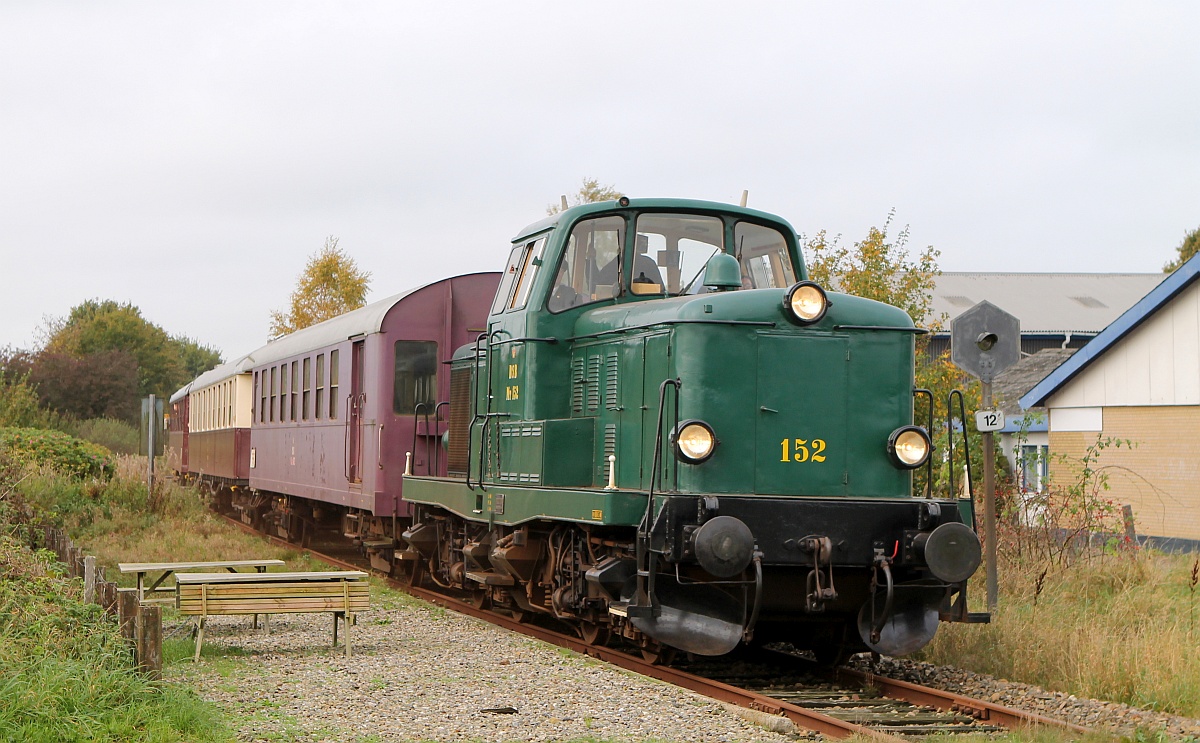 DSB MT 152 mit Feriensonderzug bei der Einfahrt in Hammelev 19.10.2017