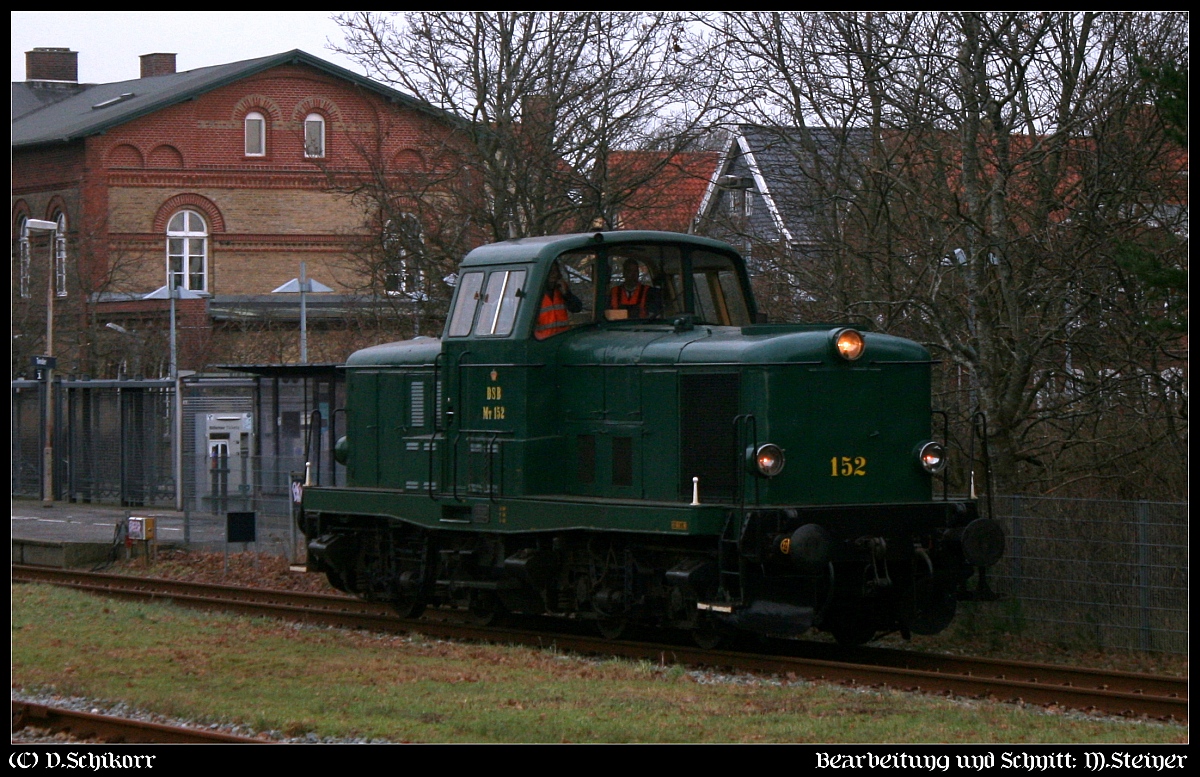 DSB/DJK MT 152(1958 bei Frichs in Aarhus gebaut)umfährt hier ihren Weihnachtssonderzug im Bhf von Tønder/DK. Tønder 14.12.2014