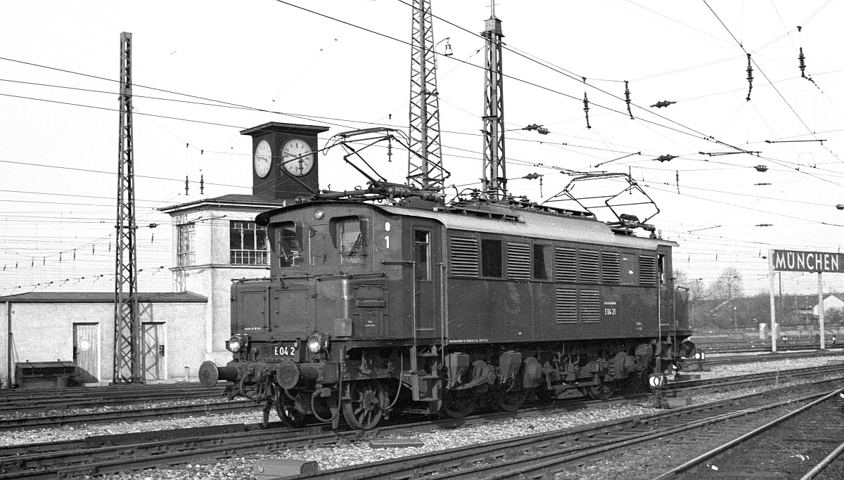 E 04 21 Bw München Hbf 7.03.1966 (Scan)