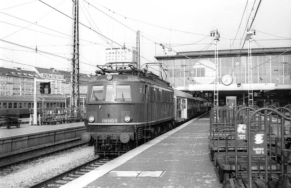 E 18 02/ 118 002-5 München Hbf 03.08.1978 (Scan)