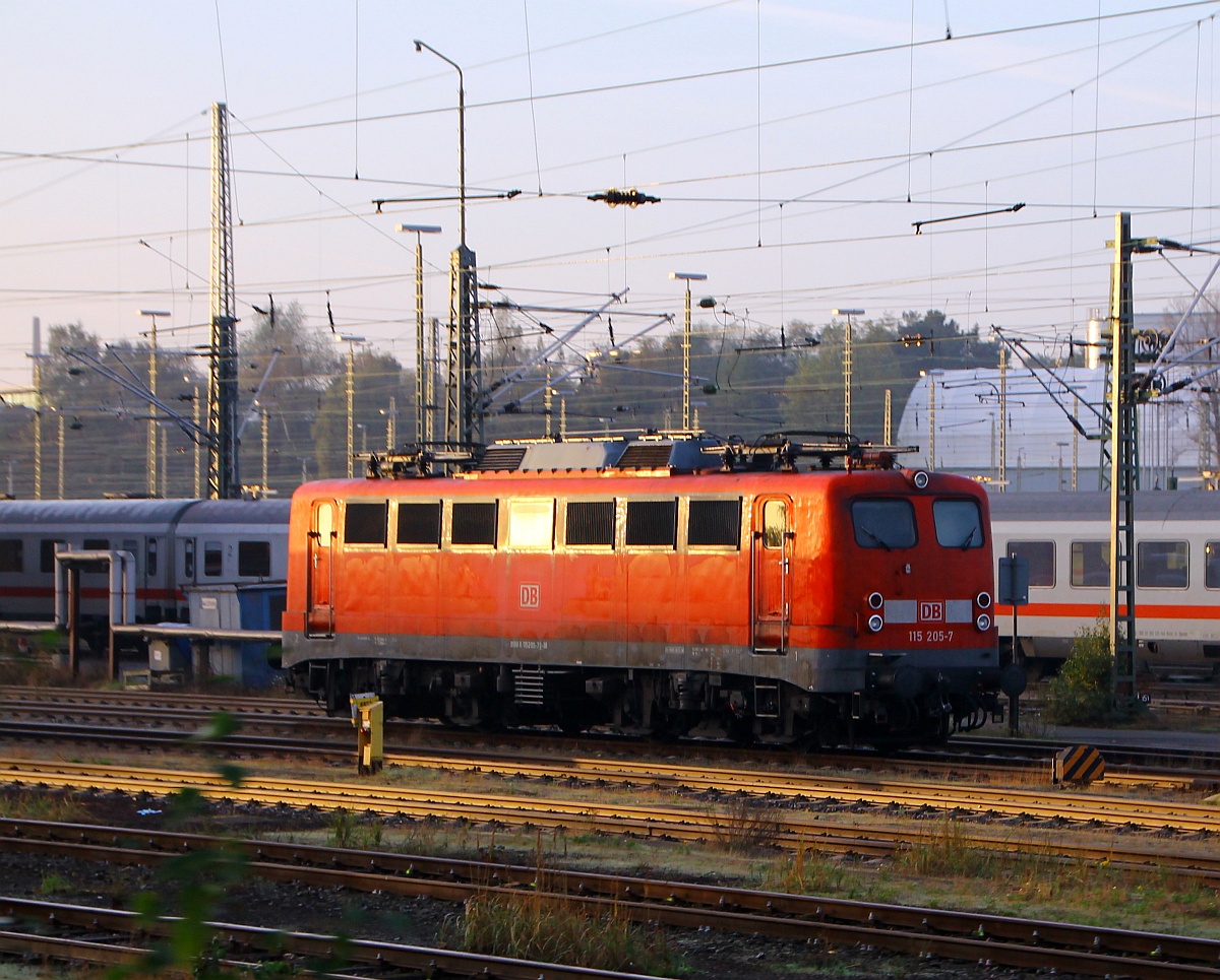 E10 205/ 115 205-7(++2017) abgestellt am Stellwerk HH-Langenfelde aufgenommen aus dem vorbeifahrendem SH-Express nach Hamburg. 01.11.2014