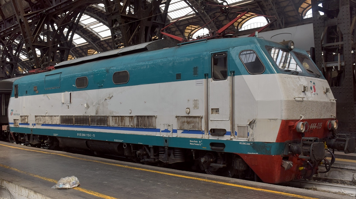 E.444 115 wartet am Gleis, bis ihr Zug aus Milano Centrale wieder abfährt. Tatsächlich war mir die italienische 103 noch vergönnt. Juni 2018.