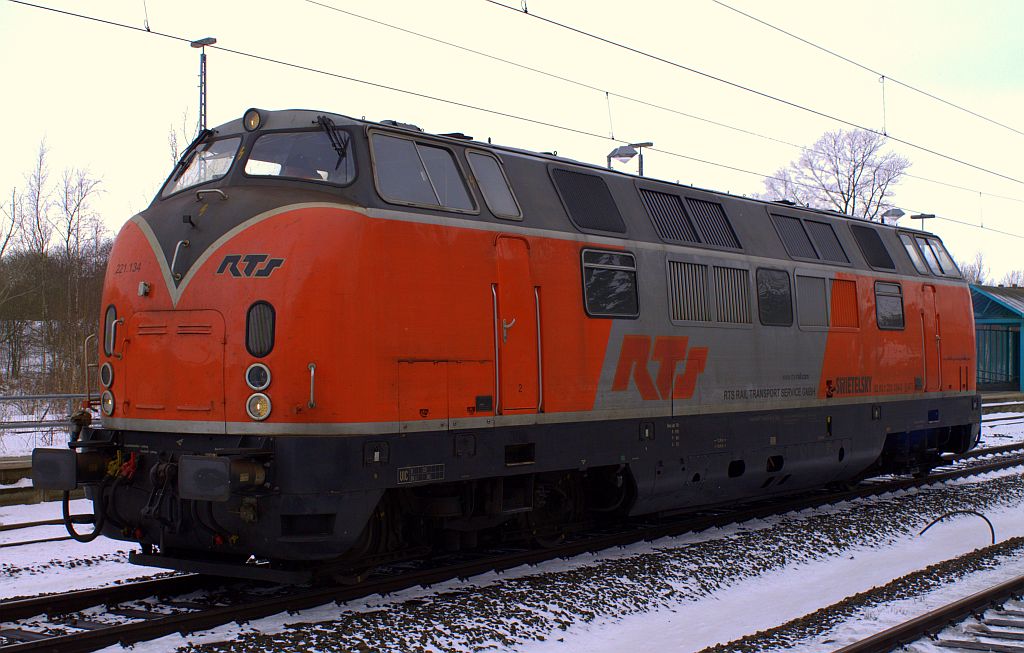 Ebenfalls heute morgen wieder auf Ausbildungsfahrt war die RTS 221 134-0 die hier planmässig in Schleswig hält um nach kurzem Aufenthalt wieder zurück nach Rendsburg zu fahren. Schleswig 21.03.2013