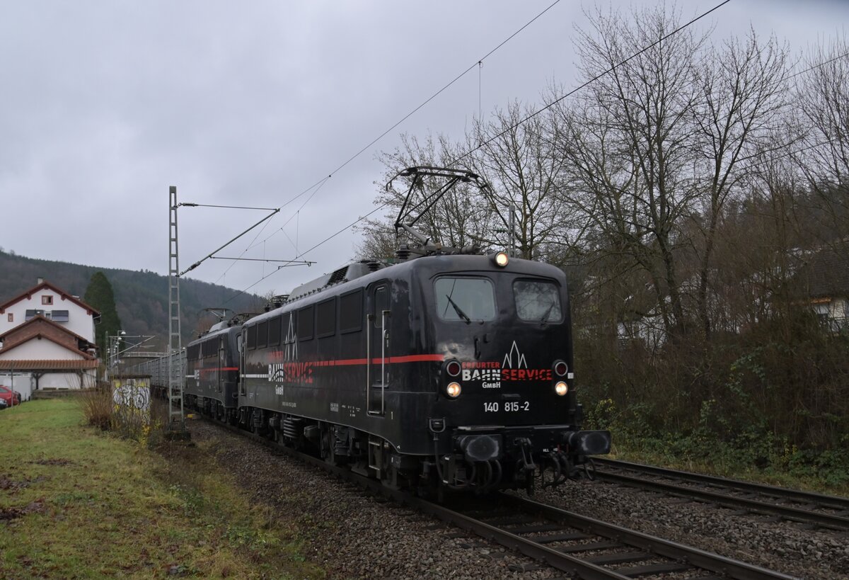 EBS 140 815 u.d 140 811 mit einem Rübenzug nach Offenau in  Neckargerach. 14.q2.2023