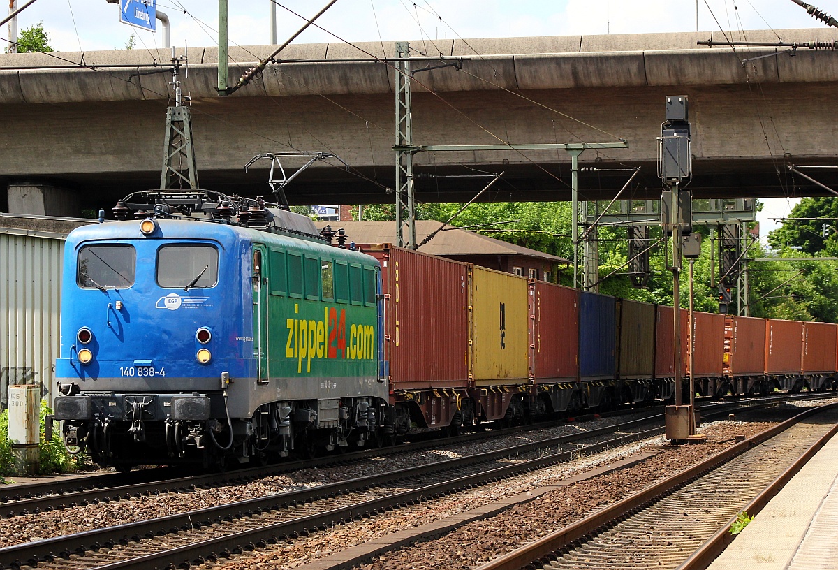 EGP 140 838-4  Zippel24.com  mit Containerzug in Hamburg-Harburg. 06.07.2015