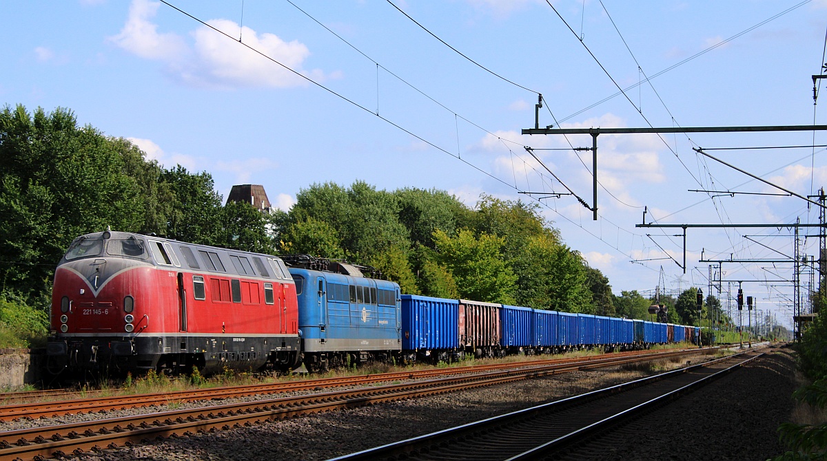 EGP 221 145-6 und 151 007-2 mit ihrem Düngerkalk Zug in Jübek bei Schleswig. 24.08.2021