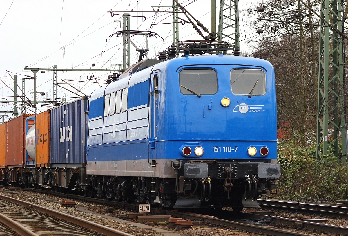 EGP's neueste Errungenschaft die noch nach frischer Farbe riechende 151 118-7(Unt/EGP/30.01.2015)fährt hier mit einem Containerzug durch Hamburg Harburg. 21.02.2015
