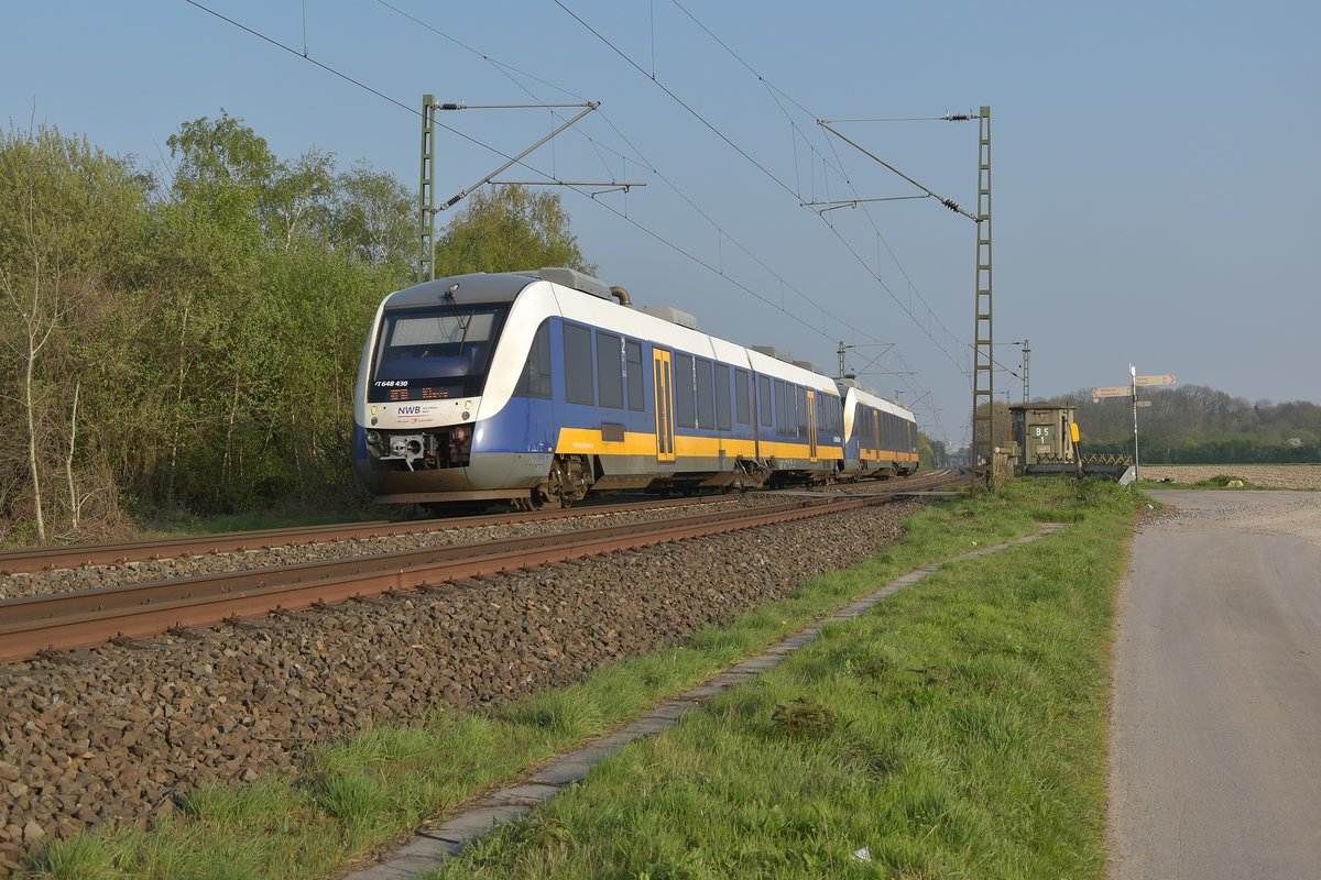 Ein als RE10 nach Kleve vom VT 648 430 geführter NWB-Zug kommt hier bei Kaarst Broicherseite gen Osterath gefahren. 8.4.2017