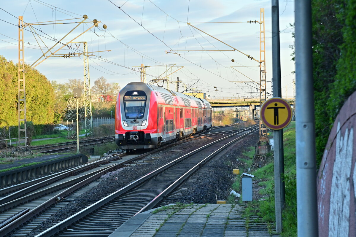 Ein RB68 Zug aus Edingen kommend fährt hier in Heidelberg Pfaffengrund/Wieblingen ein am 18. April 2023