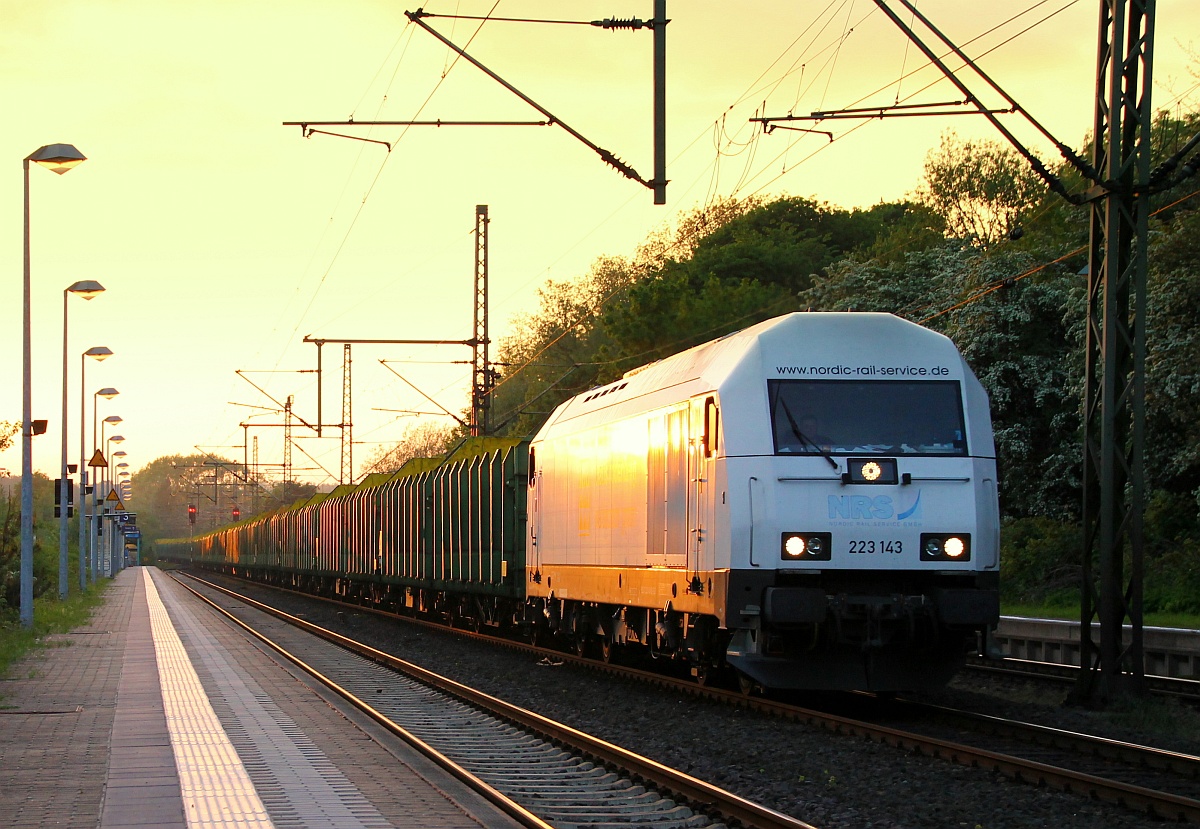 Ein recht merkwürdiges Licht umgab die NRS(NordicRailService) 223 143 die hier am Abend mit ihrem Holzzug aus Flensburg-Weiche lautstark durch Schleswig dieselte. 16.05.2014